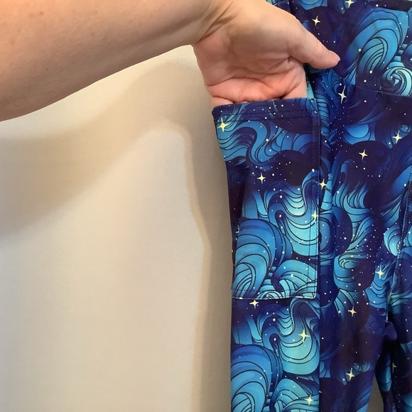 Luv21 Leggings Capris Cropped Women’s Size 2-10 Yoga Waistband Night Sky Pattern - Picture 4 of 9